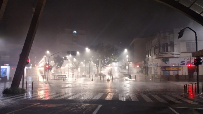 Ir para  <p><big>&nbsp;A regi&atilde;o do Alto Uruguai Catarinense registrou chuva intensa na manh&atilde; desta quinta-feira, dia 24.</big></p>

<p><big>A previs&atilde;o do tempo j&aacute;...