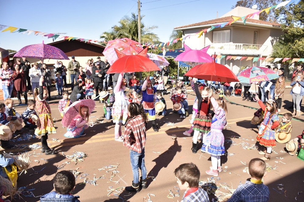 Ir para  <p><big><span dir="auto">As Festas Juninas s&atilde;o tradicionais no Brasil, principalmente na regi&atilde;o Nordeste. O festejo ocorre durante o m&ecirc;s de junho e tem origem na Igreja...