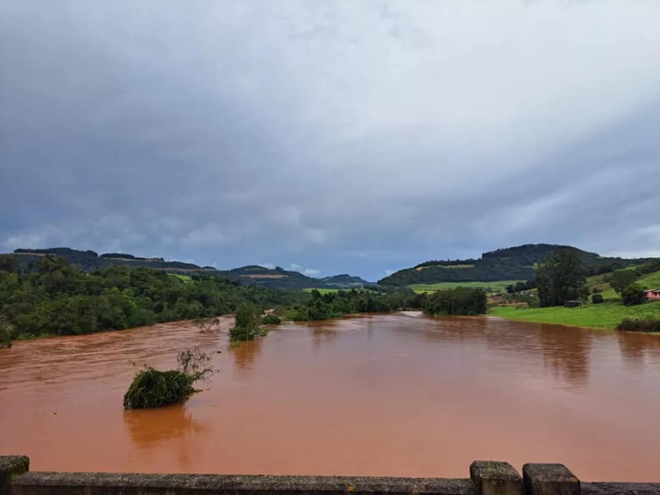 Ir para  <p><big>A forte chuva que caiu entre a madrugada e a manh&atilde; de hoje (22/06),&nbsp;no Munic&iacute;pio de Carlos Gomes provocaram pontos de alagamentos em diversas estradas do interior do Munic&iacute;pio,...