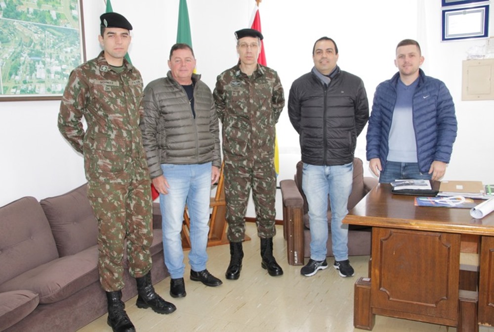 Ir para  <p><big>Na &uacute;ltima quarta-feira, 22/06, o Prefeito Claiton dos Santos Brum e o Vice-Prefeito&nbsp; Giovan Andr&eacute; Sperotto, juntamente com o Secret&aacute;rio da Junta Militar do Munic&iacute;pio de...
