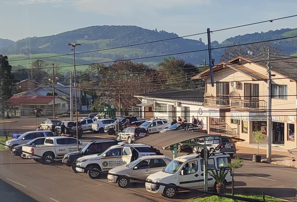 Ir para  <p><big>A opera&ccedil;&atilde;o batizada de &acute;&acute;Ponte para paz`` realizada na manh&atilde; desta sexta-feira (22), em conjunto com a Pol&iacute;cia Civil e a Brigada Militar, contou com a...