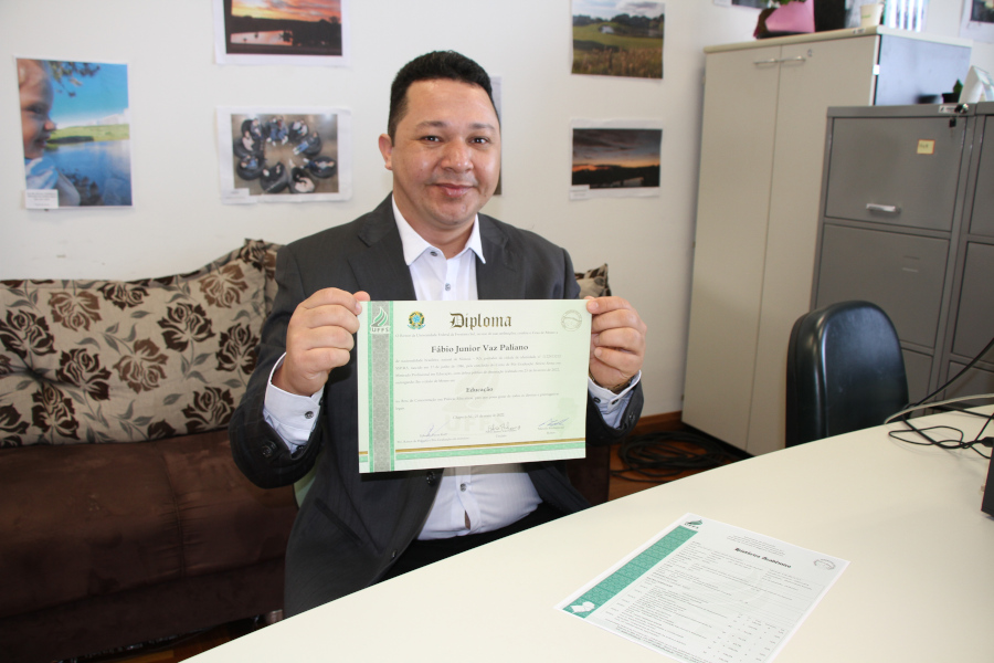 Ir para  <p><big>A Universidade Federal da Fronteira Sul (UFFS) acaba de diplomar o primeiro acad&ecirc;mico ind&iacute;gena do Mestrado Profissional em Educa&ccedil;&atilde;o, no Campus Erechim. F&aacute;bio Junior Vaz...