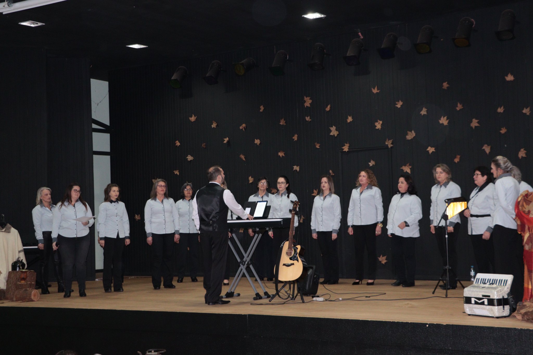 Ir para  <p><big><span dir="auto">O Coral Vox In Cantus, juntamente com seu Maestro Diego Augusto Savegnago em parceria com a Secretaria de Educa&ccedil;&atilde;o recepcionou outros oito grupos para juntos reavivarem a...