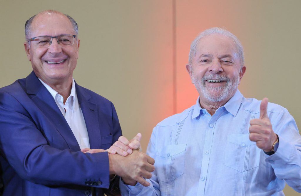 Ir para  <p>O presidente eleito Luiz In&aacute;cio Lula da Silva e o vice-presidente eleito Geraldo Alckmin ser&atilde;o diplomados hoje (12) em seus respectivos cargos, em cerim&ocirc;nia marcada para as 14h no Tribunal Superior...