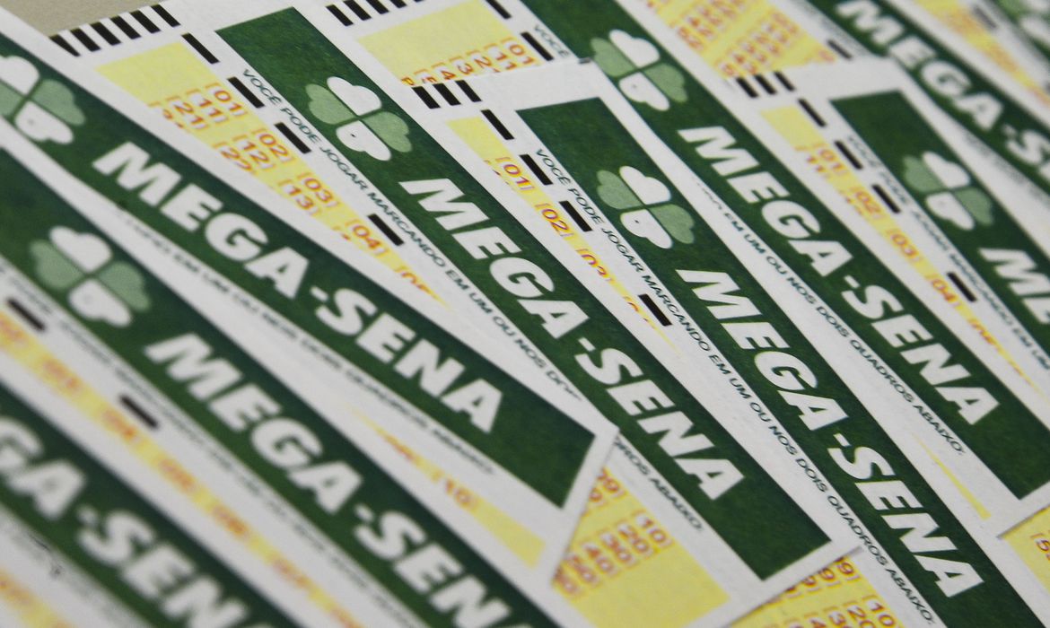 Ir para  <p>A Mega-Sena sorteia nesta quarta-feira (14) um pr&ecirc;mio acumulado e estimado em R$ 135 milh&otilde;es.<img src="https://agenciabrasil.ebc.com.br/ebc.png?id=1498432&amp;o=node" /><img...