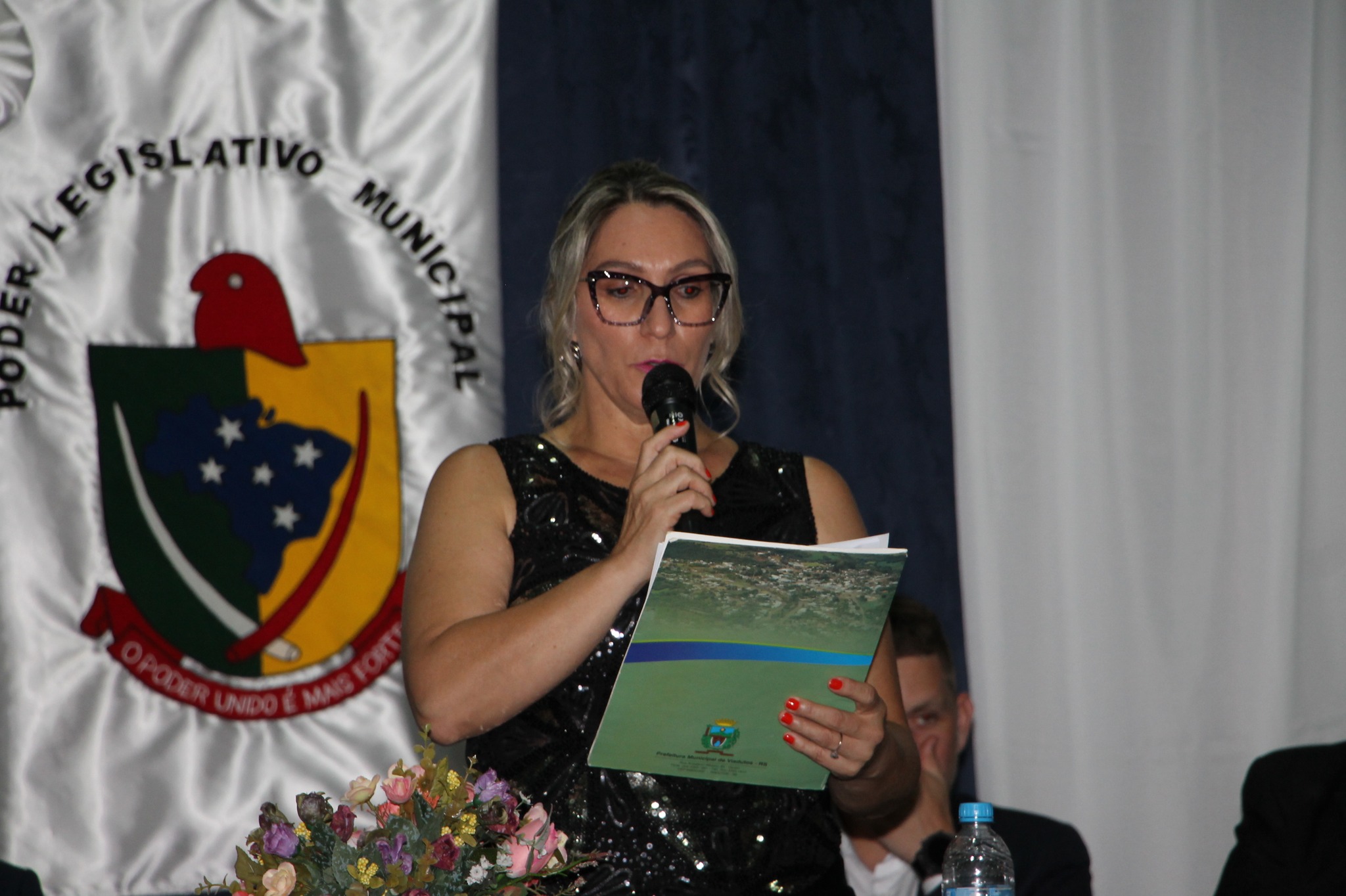 Ir para  <p>Na noite do dia 09 de dezembro no Anfiteatro Municipal em Sess&atilde;o Solene da C&acirc;mara Municipal de Vereadores, o Poder Legislativo, realizou a entrega do T&iacute;tulo de Cidad&atilde;o Viadutense ao padre...