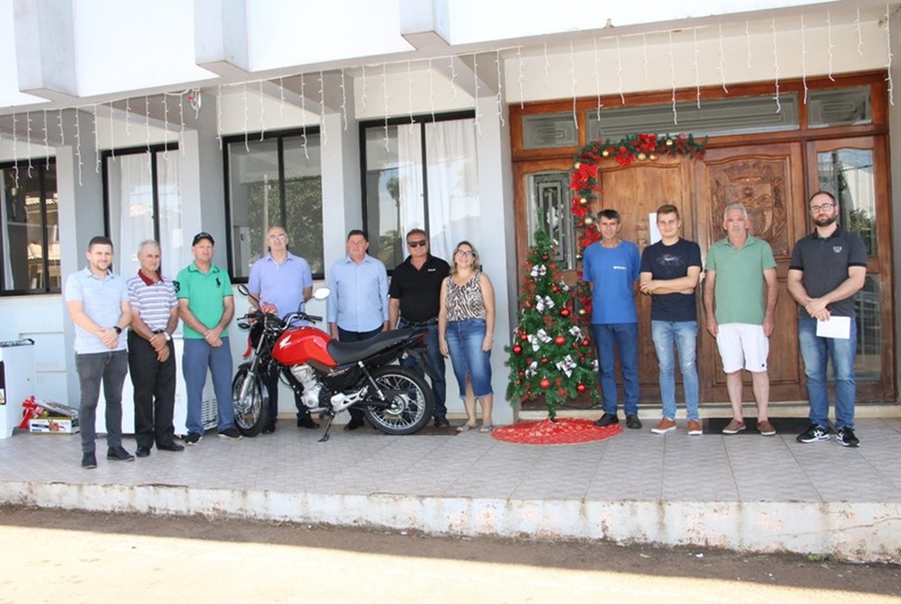 Ir para  <p><big>Aconteceu na manh&atilde; desta ter&ccedil;a-feira, 27/12, nas depend&ecirc;ncias da Prefeitura Municipal de Viadutos, a entrega dos pr&ecirc;mios do sorteio que foi realizado no dia 21/12, referente a...