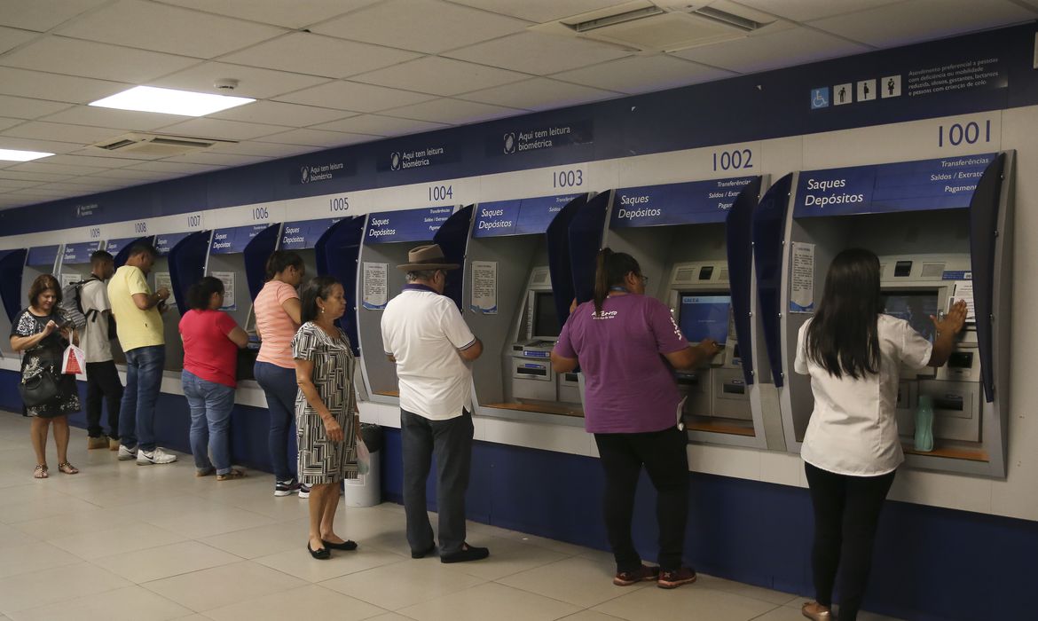Ir para  <p>As ag&ecirc;ncias banc&aacute;rias n&atilde;o ir&atilde;o abrir ao p&uacute;blico nesta sexta-feira (30). O expediente banc&aacute;rio s&oacute; retornar&aacute; na &nbsp;segunda-feira (2). As...