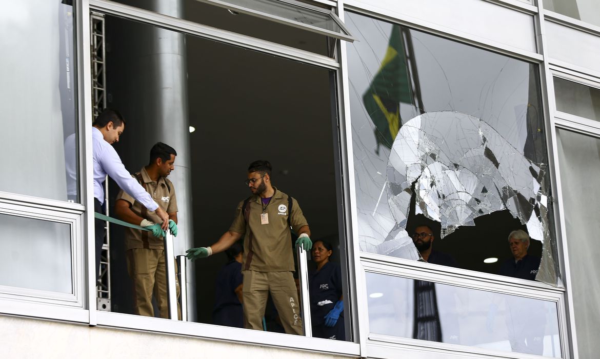 Ir para  <p>O juiz federal Francisco Alexandre Ribeiro decidiu hoje (12) aceitar o&nbsp;<a href="https://agenciabrasil.ebc.com.br/justica/noticia/2023-01/agu-pede-o-bloqueio-de-bens-de-financiadores-dos-atos-golpistas"...