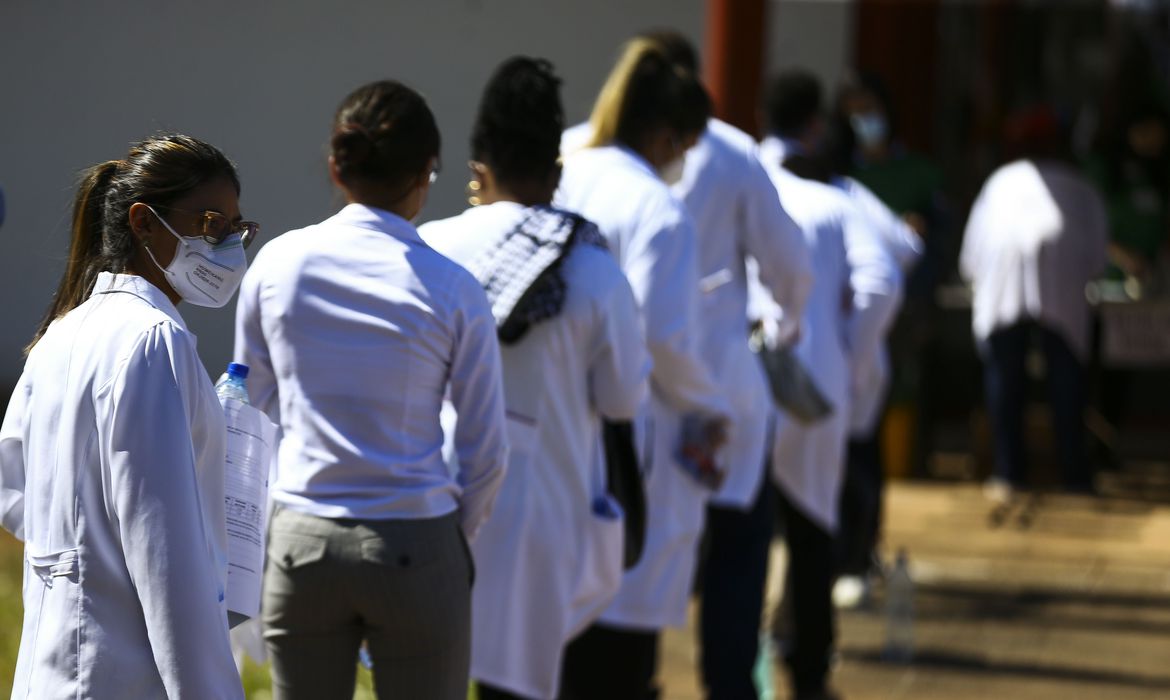 Ir para  <p>Come&ccedil;a amanh&atilde; (16) e termina na pr&oacute;xima sexta-feira (20) o prazo de inscri&ccedil;&otilde;es para a primeira etapa do Exame Nacional de Revalida&ccedil;&atilde;o de Diplomas...