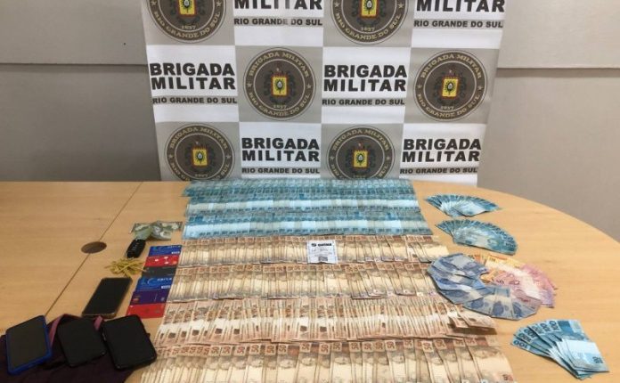 Ir para  <p>A Pol&iacute;cia Militar em trabalho conjunto com a Brigada Militar do Rio Grande do Sul conseguiu prender na tarde desta quarta-feira, dia 25, quatro pessoas que aplicaram um golpe em Conc&oacute;rdia e fugiram com dinheiro da...