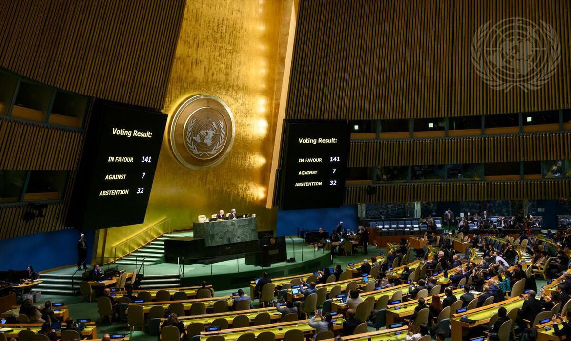 Ir para  <p>A Assembleia Geral da Organiza&ccedil;&atilde;o das Na&ccedil;&otilde;es Unidas (ONU) aprovou hoje (23) uma nova resolu&ccedil;&atilde;o pedindo o fim da guerra na Ucr&acirc;nia. O texto foi aprovado por 141...