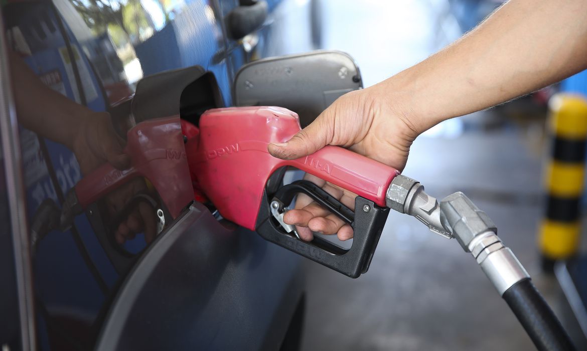 Ir para  <p>O consumidor de combust&iacute;veis deve preparar o bolso. A gasolina e o etanol subir&atilde;o no fim do m&ecirc;s, com o fim da desonera&ccedil;&atilde;o do Programa de Integra&ccedil;&atilde;o Social (PIS)...