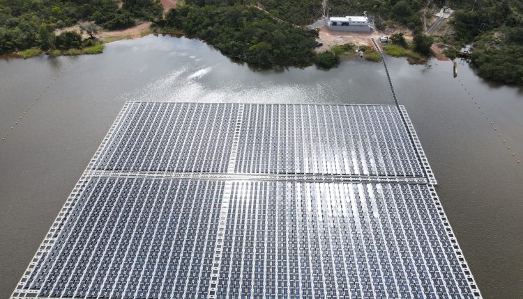 Ir para  <p>O cons&oacute;rcio ga&uacute;cho formado pela Creral de Erechim e Mil Engenharia de Tapejara finalizou a constru&ccedil;&atilde;o da maior usina solar flutuante do Brasil. Montada sobre o alago da PCH Santa Marta, no...