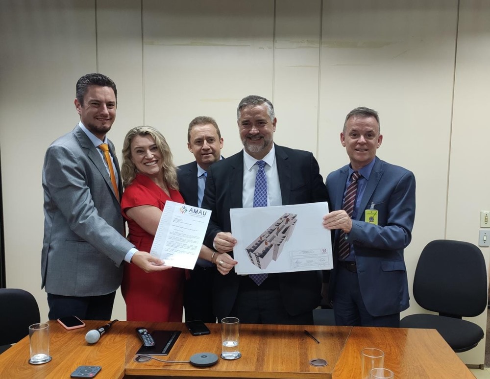 Ir para  <p><big>Nesta segunda-feira, 27, no final da tarde, uma comitiva do Alto Uruguai, formada por mais de 30 pessoas, foi recebida pelo Ministro-Chefe da Secretaria de Comunica&ccedil;&atilde;o Social, Paulo Pimenta, numa agenda...