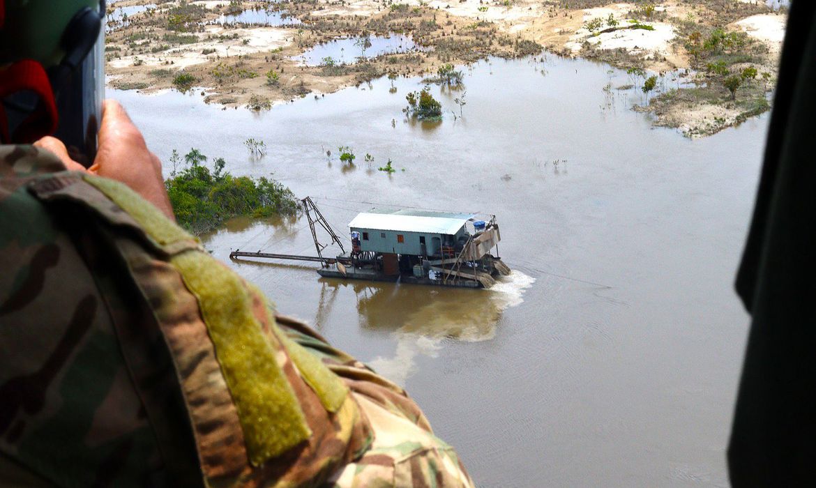Ir para  <p>Um dos quatro&nbsp;<a href="https://agenciabrasil.ebc.com.br/direitos-humanos/noticia/2023-05/garimpeiros-reagem-acao-da-prf-e-morrem-na-terra-indigena-yanomami" target="_blank">garimpeiros...