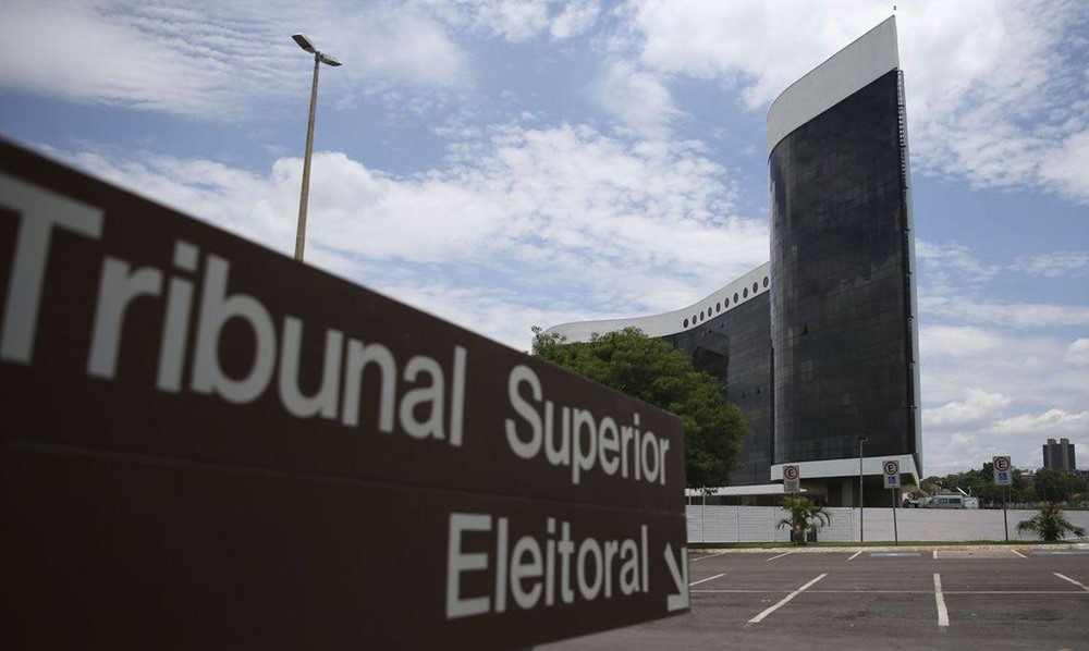 Ir para  <p><big>Eleitores em d&iacute;vida com a Justi&ccedil;a Eleitoral podem emitir a Guia de Recolhimento da Uni&atilde;o (GRU) e pagar as multas devidas pela internet, sem que seja necess&aacute;rio ir ao...