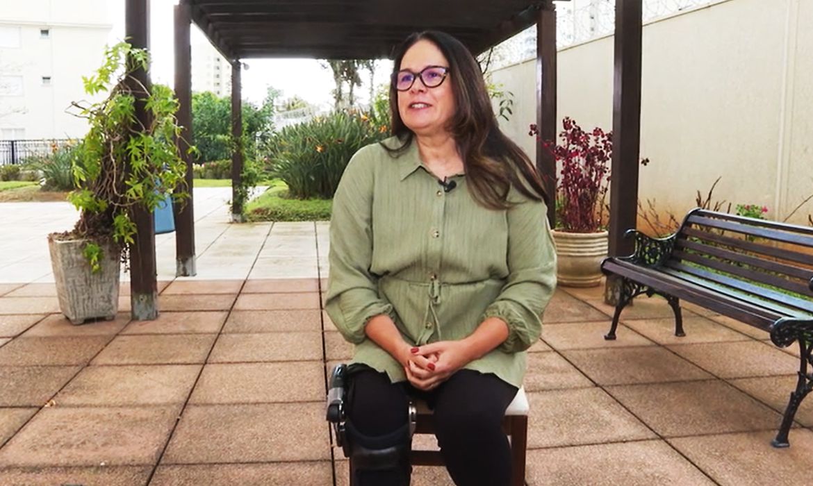 Ir para  <p>&ldquo;As pessoas ficam muito surpresas quando eu digo &lsquo;n&atilde;o foi acidente de carro n&atilde;o, foi paralisia infantil&rsquo;&rdquo;, explica a m&eacute;dica Rivia Ferraz, de 51 anos de idade,...