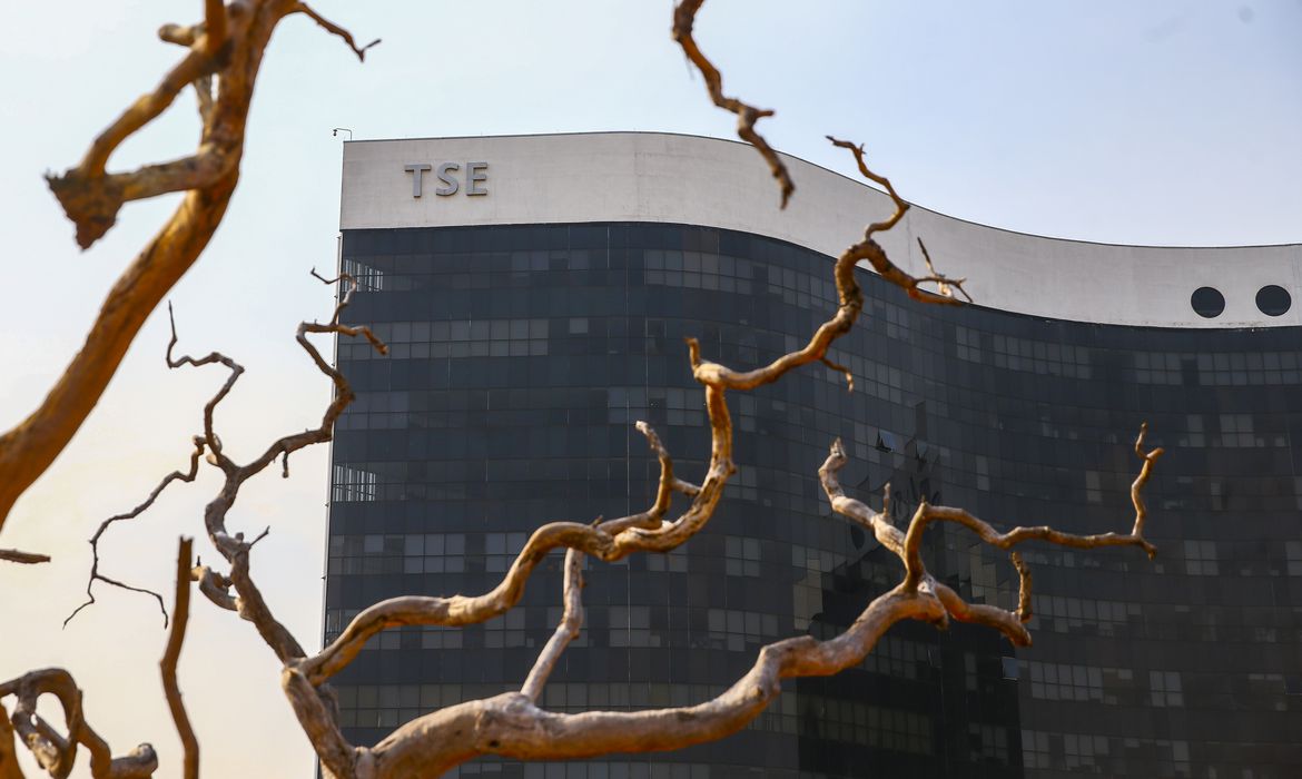 Ir para  <p>O Tribunal Superior Eleitoral (TSE) come&ccedil;a nesta quinta-feira (22) o julgamento do processo aberto contra o ex-presidente Jair Bolsonaro. A a&ccedil;&atilde;o trata da reuni&atilde;o do ent&atilde;o presidente...