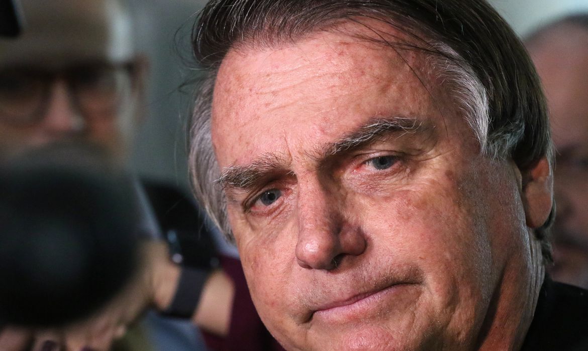 Ir para  <p>A maioria dos ministros do Tribunal Superior Eleitoral (TSE) condenou, nesta sexta-feira (30), o ex-presidente Jair Bolsonaro &agrave; inelegibilidade pelo per&iacute;odo de oito anos. Com o entendimento, o ex-presidente...