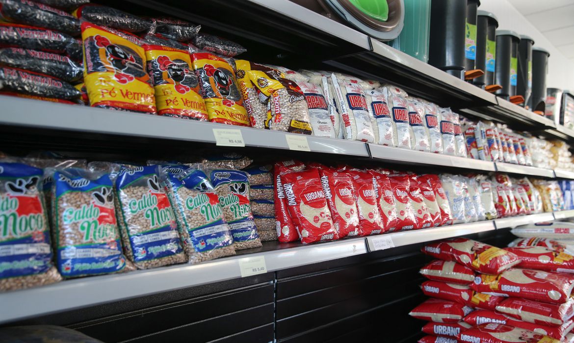 Ir para  <p>Em julho, o valor da cesta b&aacute;sica caiu&nbsp;em 13 das 17 capitais brasileiras que participam da Pesquisa Nacional da Cesta B&aacute;sica de Alimentos, divulgada mensalmente pelo Departamento Intersindical de...