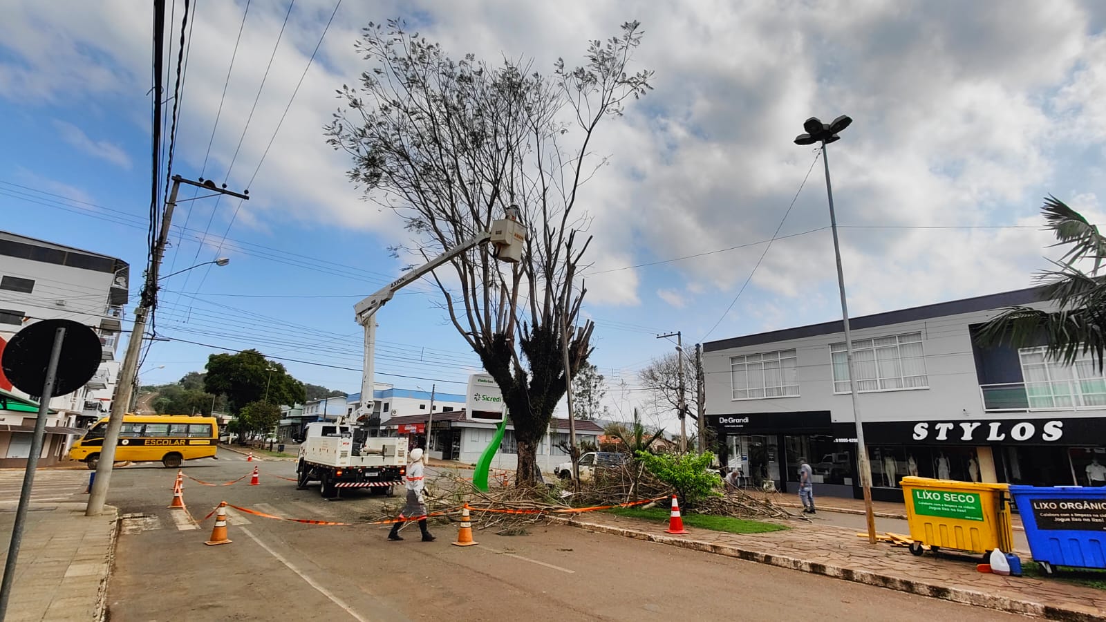 Ir para  <p><big>A RGE iniciou hoje (22), o projeto de embelezamento seguro de ruas e avenidas de Viadutos, atrav&eacute;s do Programa Arboriza&ccedil;&atilde;o + Segura, realizado em parceria com o munic&iacute;pio. Neste...