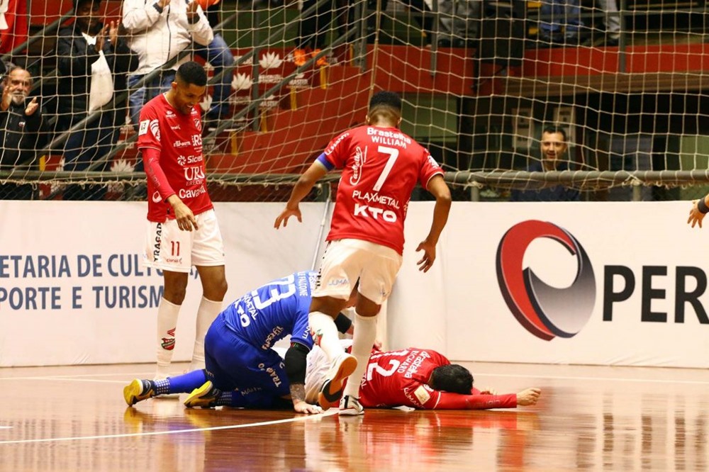 Ir para  <p><big><em>O Gauch&atilde;o de Futsal tem novo vice-l&iacute;der! &Eacute; o Atl&acirc;ntico, que na noite desta quinta, 24, venceu o Yeesco, de Carazinho, por 3 a 0. Com isso, a equipe chega aos 28 pontos e...