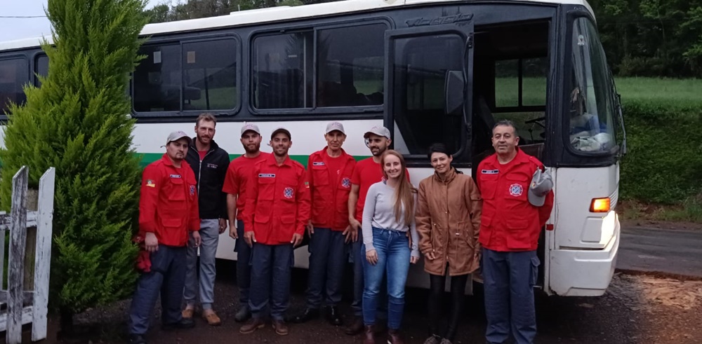 Ir para  <p><big>Equipe de volunt&aacute;rios de Viadutos se deslocou at&eacute; o munic&iacute;pio de Mu&ccedil;um, para auxiliar na limpeza, remo&ccedil;&atilde;o de entulhos, prestar assist&ecirc;ncia e...
