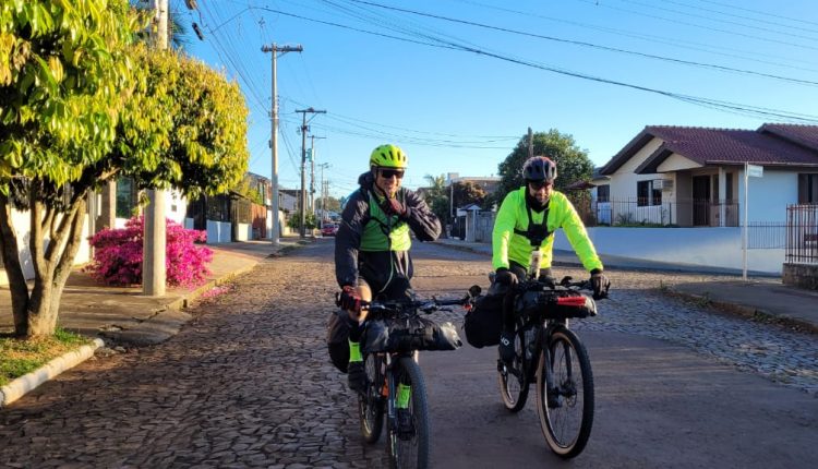 Ir para  <p><big>Os compadres Jorge Psidonik e Carlos Samojeden sa&iacute;ram de Erechim para uma das maiores aventuras de suas vidas, percorrer 3.200 km, at&eacute; Machu Picchu, no Peru, de mountain...
