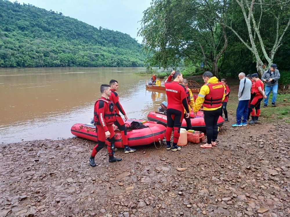 Ir para  <p><big>O operador da balsa Flavio Tobaldini,&nbsp;47 anos,&nbsp;que conduzia o rebocador, continua desaparecido no lago do Rio Uruguai. A balsa foi vista pela &uacute;ltima vez a deriva a cerca de 2km rio abaixo....