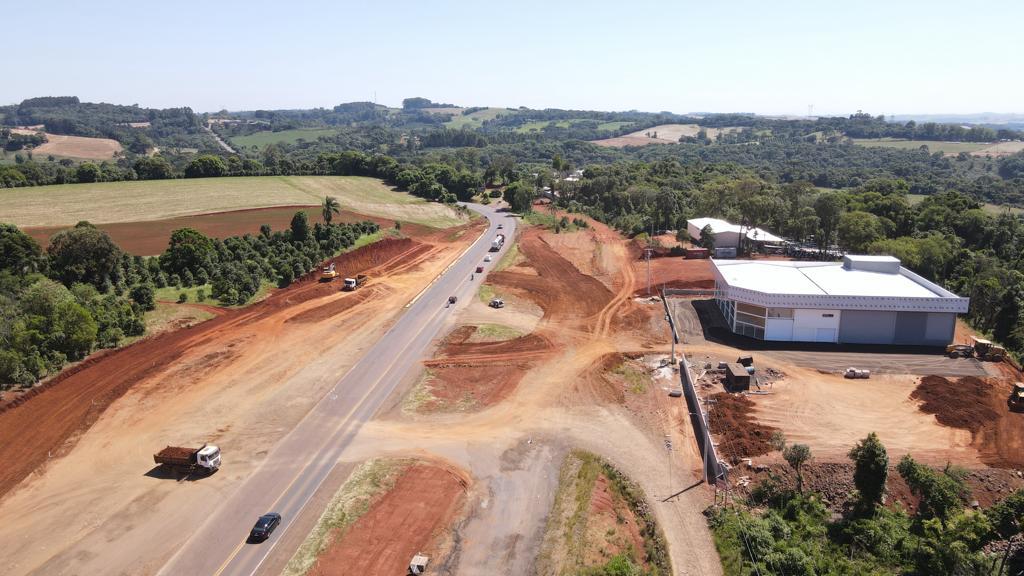 Ir para  <p>As obras do maior trevo de Erechim avan&ccedil;am com a terraplanagem e posteriormente, o Departamento Nacional de Infraestrutura de Transportes (DNIT) ir&aacute; aplicar o asfalto. A empresa MM Gaboardi Terraplenagem e...
