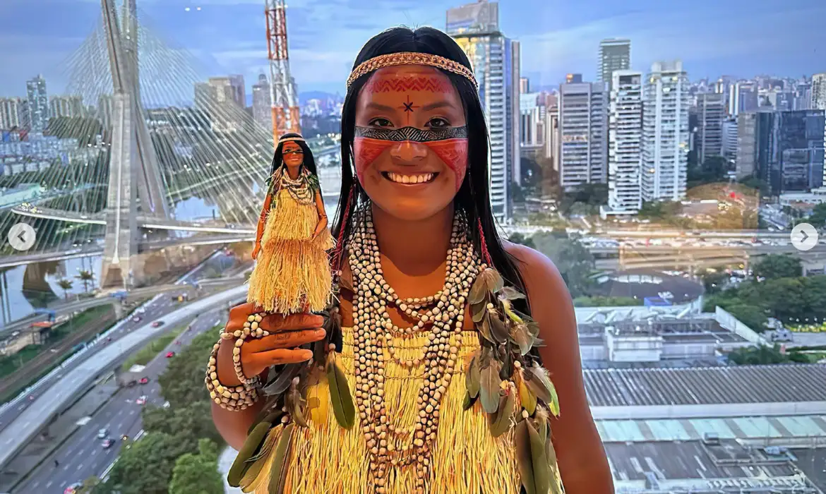 Ir para  <p><big>A ind&iacute;gena brasileira Maira Gomez, da etnia Tatuyo, no Amazonas, foi reproduzida em uma Barbie. Maira &eacute; criadora de conte&uacute;do digital sobre cultura ind&iacute;gena onde mostra...