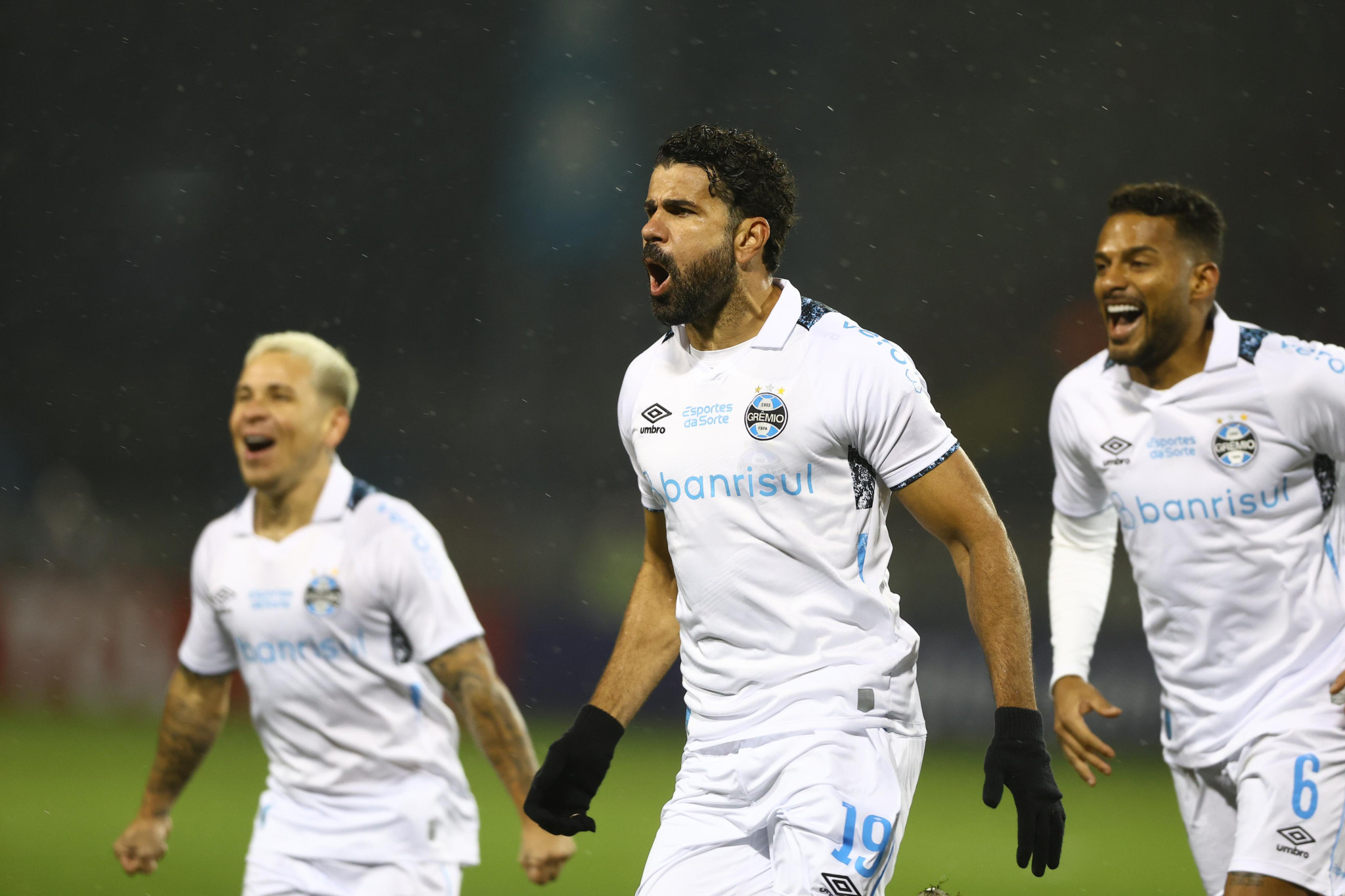Ir para  <p><big>Na noite desta ter&ccedil;a-feira, o Gr&ecirc;mio entrou em campo pela terceira vez em sete dias, desde quando retornou aos jogos. Logo no come&ccedil;o da partida, o Tricolor abriu o placar com gol do Diego Costa...