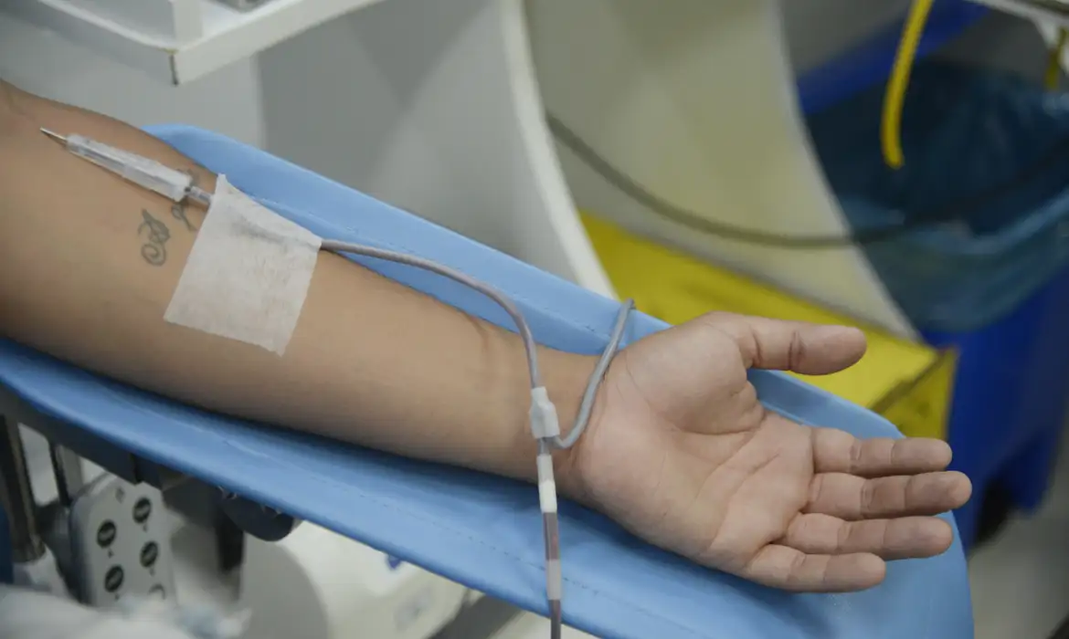Ir para  <p><big>A auxiliar administrativa Larissa R&eacute;gis, de 24 anos, doou sangue pela primeira vez h&aacute; seis anos, logo que completou 18 anos. &ldquo;Fui motivada pelo desejo de ajudar as pessoas e fazer a...