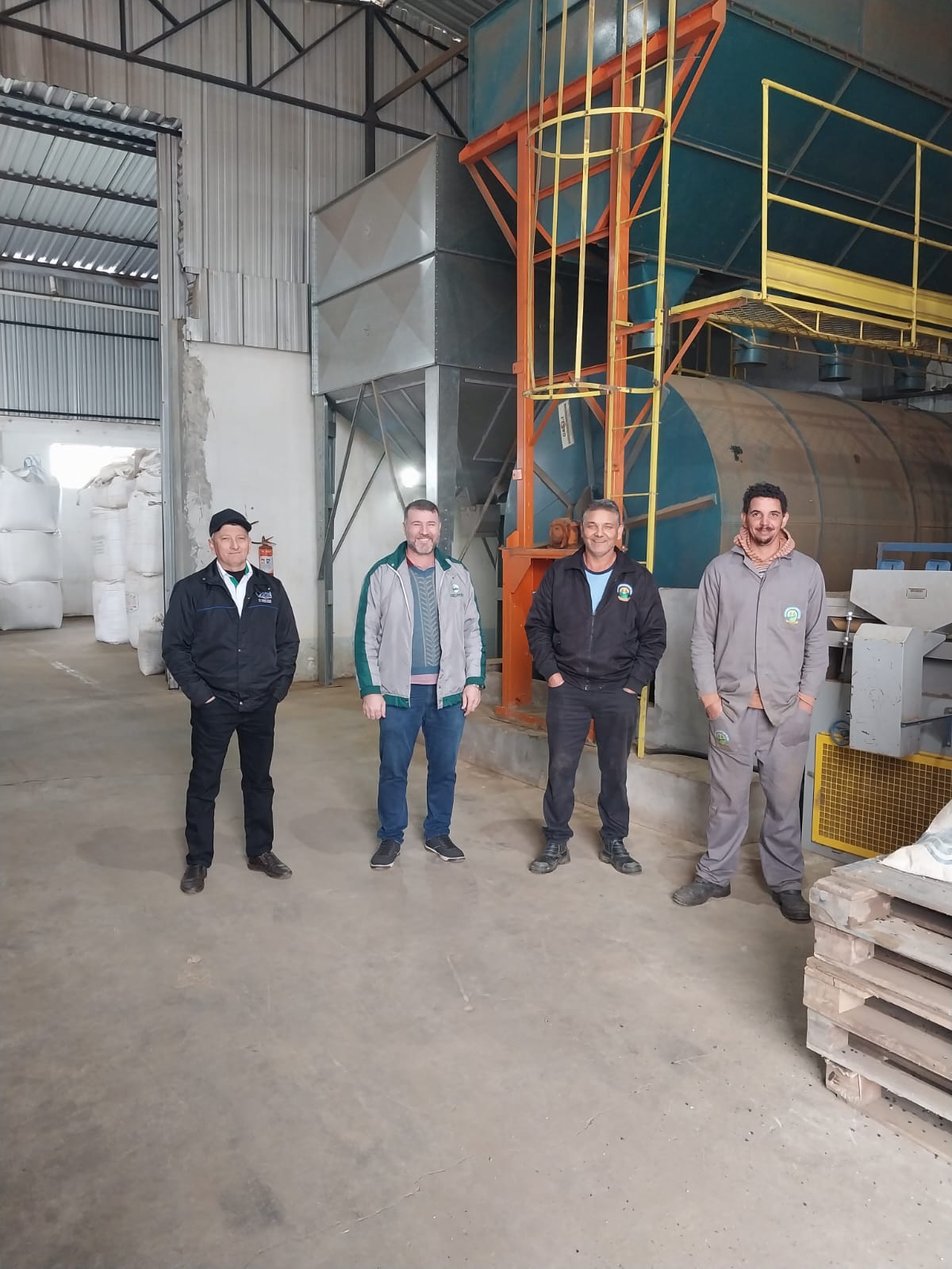 Ir para  <p><big>Nesta sexta-feira, dia 28, os diretores da Cooperativa de Comercializa&ccedil;&atilde;o da Agricultura Familiar de Economia Solid&aacute;ria (Cecafes), Roberto Balen, presidente, e Jair Ant&ocirc;nio Oldoni,...