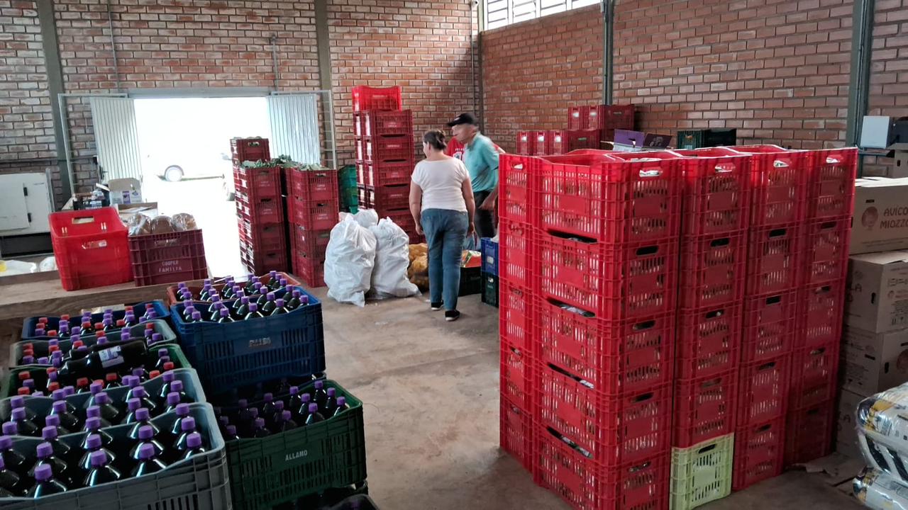 Ir para  <p><big>Um dia especial para os agricultores familiares representados pela Cooperfamilia e o SUTRAF-AU, j&aacute; que ocorreu na quinta-feira (12), a primeira entrega de alimentos por meio de um conv&ecirc;nio proporcionado...