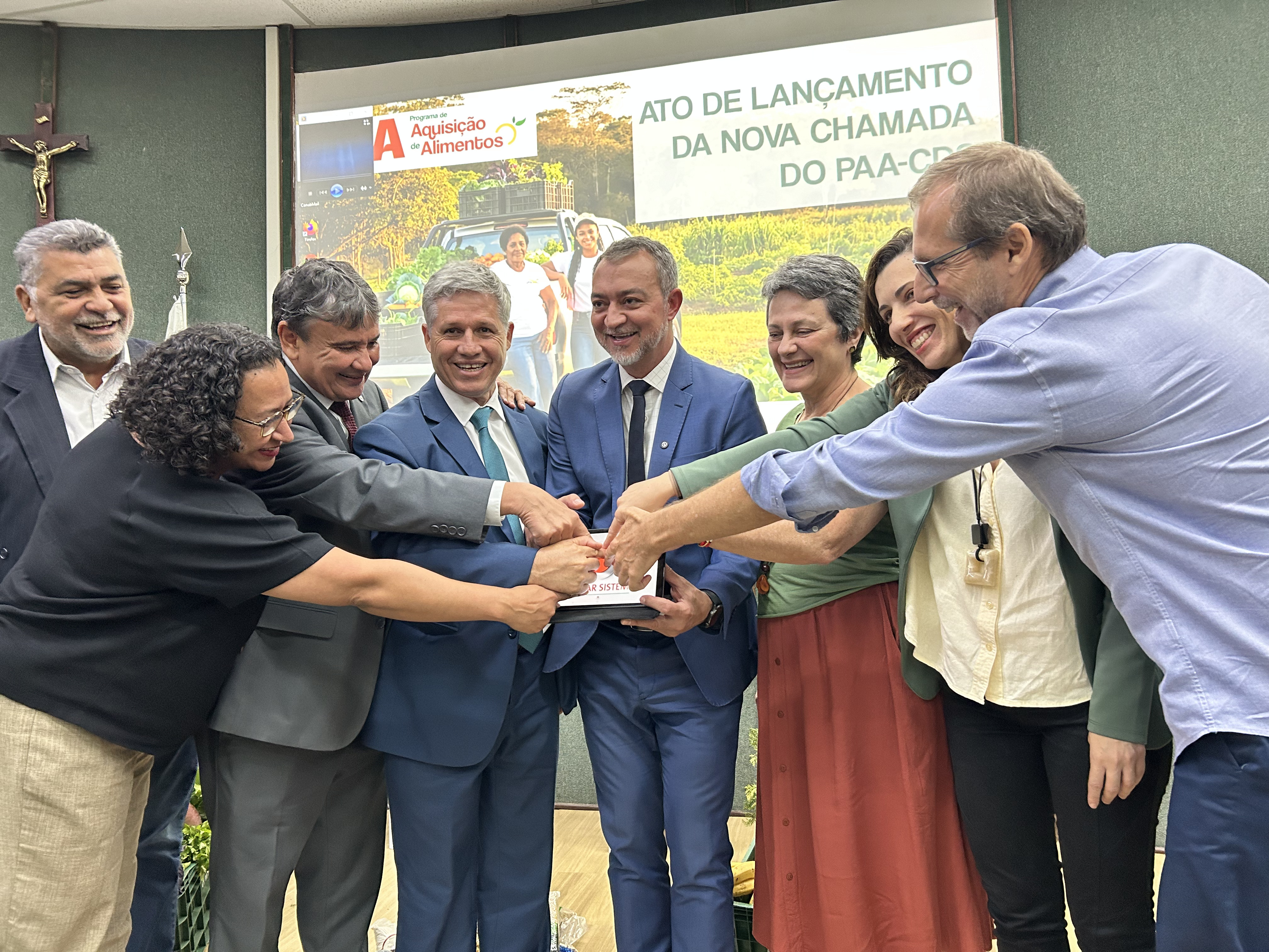 Ir para  <p>A partir desta ter&ccedil;a-feira (18), os agricultores familiares j&aacute; podem enviar propostas para comercializar a sua produ&ccedil;&atilde;o a partir do Programa de Aquisi&ccedil;&atilde;o de Alimentos...
