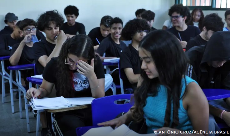 Ir para  <p>O Minist&eacute;rio da Educa&ccedil;&atilde;o (MEC) pagar&aacute;, a partir de ter&ccedil;a-feira (25), a parcela de R$ 1 mil do P&eacute;-de-Meia a estudantes que participam&nbsp;do programa e que...